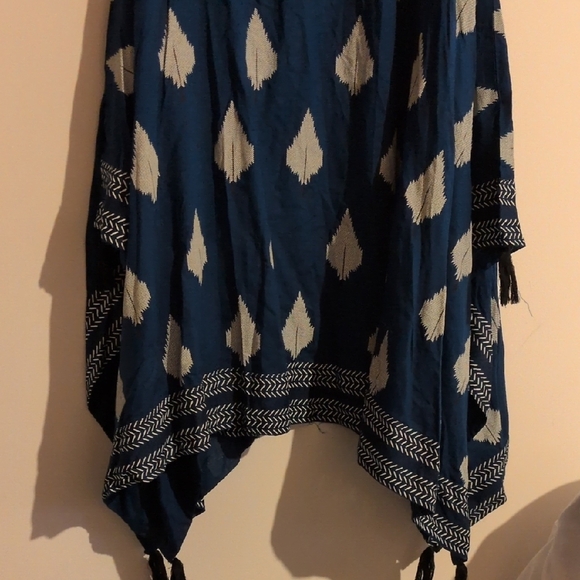 Elegant Blue and Cream Sleeveless Dress - Picture 4 of 6